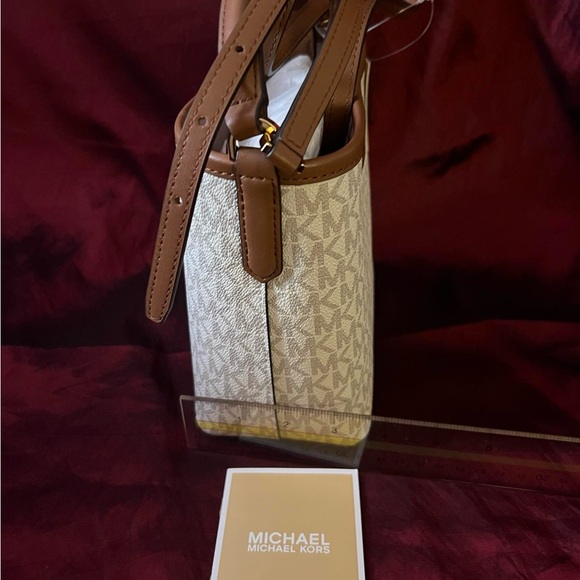 MICHAEL KORS SURI SMALL BUCKET BAG - Picture 5 of 6